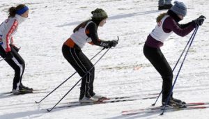 Chicas practicando esquí